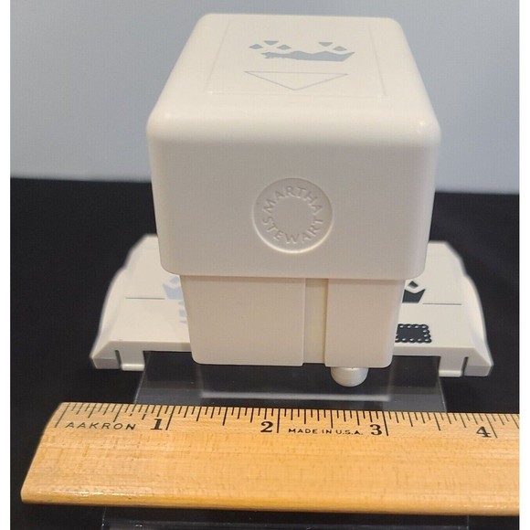 Martha Stewart Decorative Craft Paper Punch - Picture 2 of 4